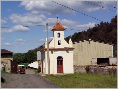 Kaple sv.Jana Nepomuckého s&nbsp;požární zbrojnicí z&nbsp;r.1894 ( kulturní památka)